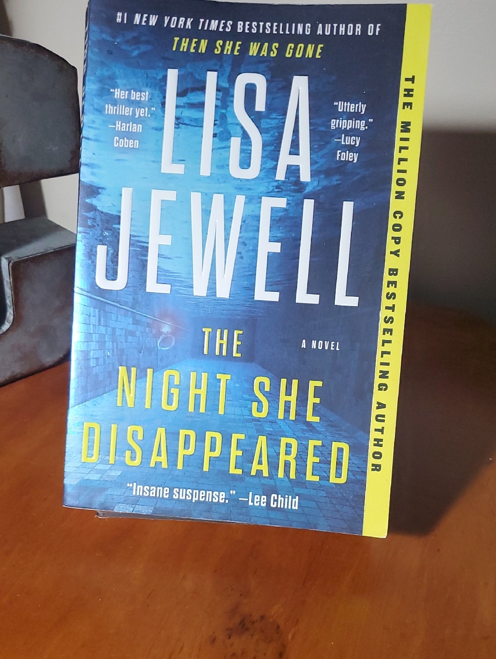 Lisa Jewell - The Night She Disappeared (Blue & Yellow Paperback)